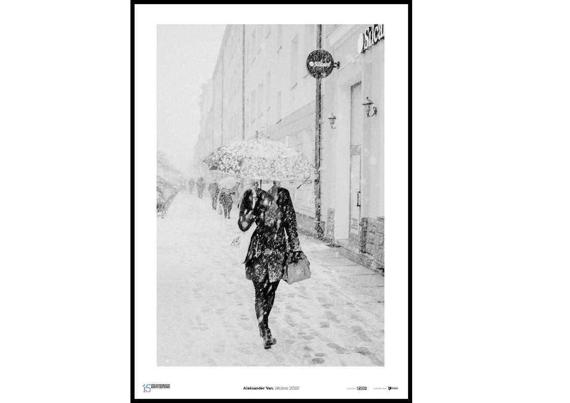 na zdjęciu praca konkursowa - widać kobietę niosąca nad głową parasol - zdjęcie w kolorze czarnym i białym.
