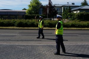 Policjanci z Częstochowy podczas akcji &quot;Łapki na kierownicę&quot;.