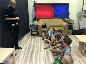 Policjantka na pogadance u dzieci.