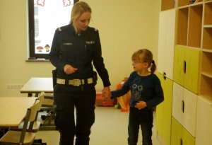 Policjantki i Sznupek u dzieci ze szkoły Pinokia