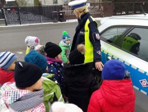 Spotkanie policjantki z dziećmi.