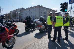 Policjanci zabezpieczają przejazd motocyklistów przy skrzyżowaniu al. Sienkiewicza.