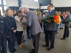 policjanci wręczają kwiaty kobietom