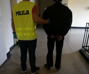 kobieta i mężczyzna zatrzymani przez policjantów