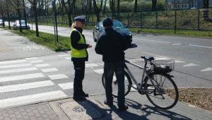 policjantka rozmawia z rowerzysta przed przejściem dla pieszych