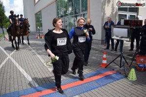 uczestnicy XI Marszobiegu Policji w Częstochowie - dwie kobiety dobiegające od linii mety