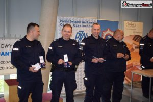 uczestnicy XI Marszobiegu Policji w Częstochowie - wręczanie nagród i medali - 4 policjantów  stoi w szeregu z medalami w ręku