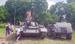 dzieci młodzież i dorośli oglądający czołg