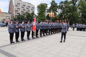 pododział policjantów z KWP Katowice wraz z dowódcą pododdziału na Placu Biegańskiego