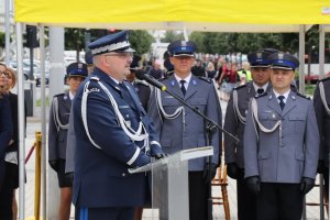 Generał śląskiej Policji przemawia podczas uroczystości