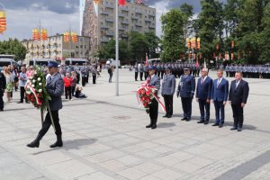 delegacja składa wieniec pod pomnikiem Marszałka Józefa Piłsudkiego
