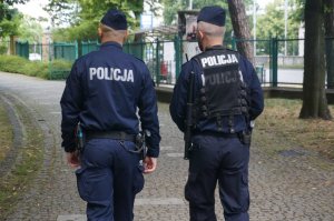 dwóch policjantów patroluje pieszo teren parku
