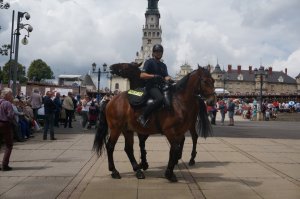 policjanci na koniach stoją przed Jasną Górą pozują do zdjęcia