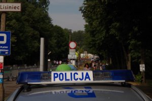 radiowóz z napisem policja a w tle Park Lisiniec