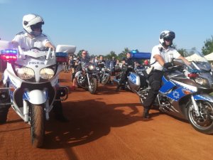 policjanci na motocyklach prowadzą korowód na torze speedrowerowym