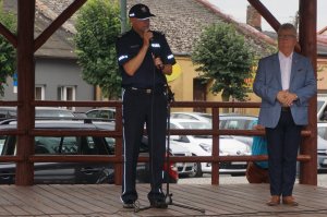Komendant Miejski Policji w Częstochowie prowadzi prelekcje dotyczącą oszustw pod tzw. legendą