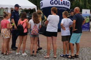 policjant rozmawia z dziećmi i młodzieżą podczas festynu na rynku