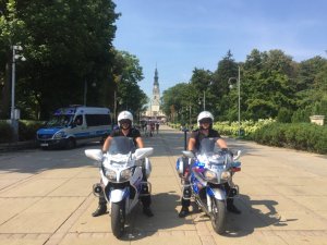 dwóch policjantów na motocyklach jadą obok siebie