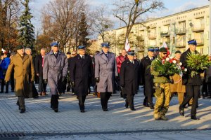 złozenie kwatów przez delegacje przed pomnikiem Piłsudskiego