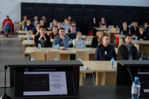 uczniowie siedzący w auli Komendy Miejskiej w Częstochowie z zaciekawieniem słuchający wykładów