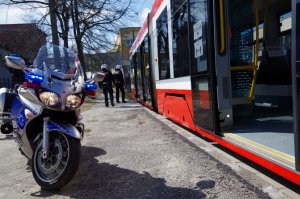 policjanci na motocyklach kontrolują  środki transportu publicznego pod kątem liczby przewożonych osób