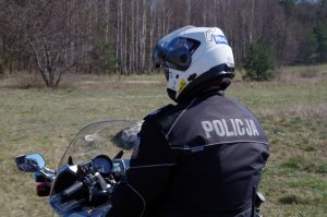 policjanci na motocyklach podczas patrolowania dróg miasta i powiatu