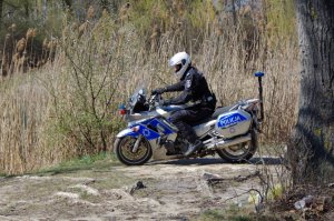 policjant na motocyklach podczas patrolowania jury krakowsko-częstochowskiej