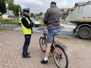 policjantka rozmawia z rowerzystą