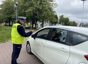 policjantka rozmawia z kierowcą samochodu