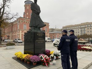 policjanci składają hołd przed pomnikiem Józefa Piłsudskiego