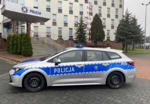 radiowóz policyjny oznakowany zaparkowany przed schodami do Komendy Miejskiej Policji w Częstochowie