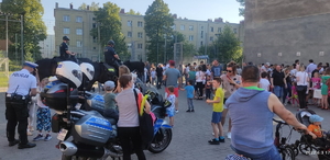 tłum osób podczas festynu, w środku policjanci na koniach i policyjni motocykliści