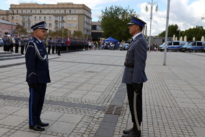 dowódca uroczystości składa meldunek komendantowi - stoją na przeciwko siebie na Placu Biegańskiego