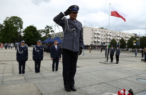 policjanci przed pomnikiem Józefa Piłsudskiego oddają honor