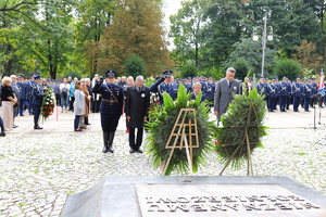 delegacja policjantów stoi z wieńcem przed Pomnikiem Nieznanego Żołnierza przy Alei Henryka Sienkiewicza