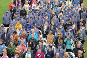 policjanci na błoniach jasnogórskich podczas mszy