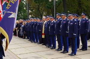 przed Pomnikiem Nieznanego Żołnierza przy Alei Henryka Sienkiewicza