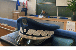 czapka policyjna na pierwszym planie