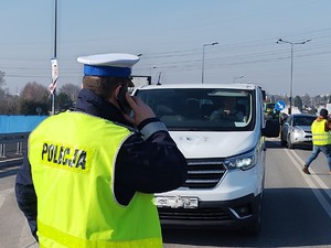 Policjant na drodze podczas zabezpieczenia