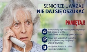 Plakat informacyjny na którym seniorka rozmawia przez telefon